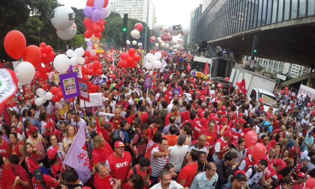 Partidos de esquerda e grupos de oposição fazem protesto contra o presidente Jair Bolsonaro (PL), na avenida Paulista. Foto: Agência Brasil