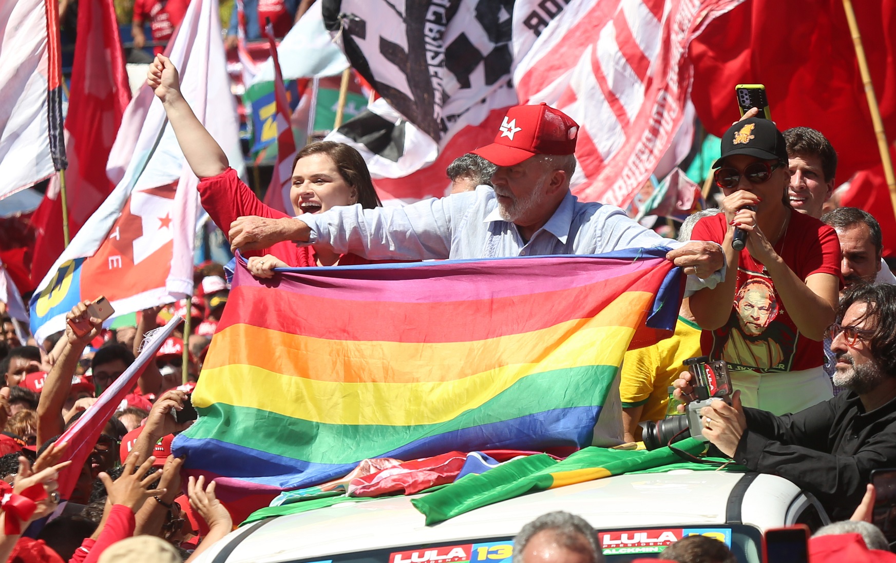 Lula segura bandeira do movimento LGBTI+. Foto: Ricardo Labastier/Diadorim