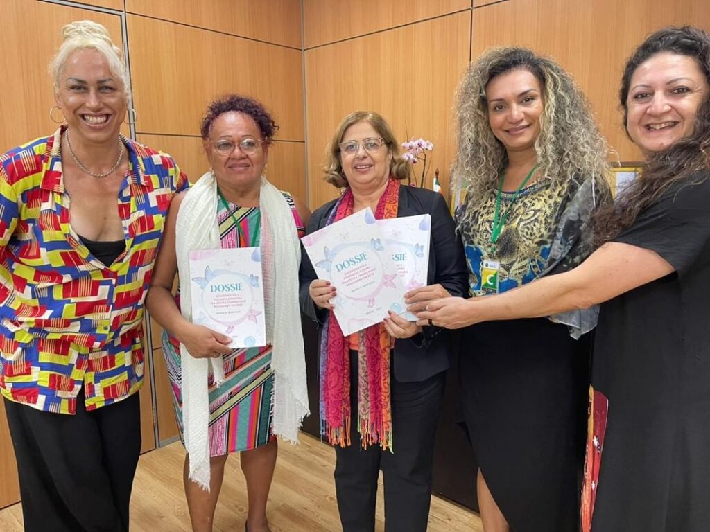 Representantes da Antra e a ministra das Mulheres Aparecida Gonçalves. Foto: Reprodução/Instagram