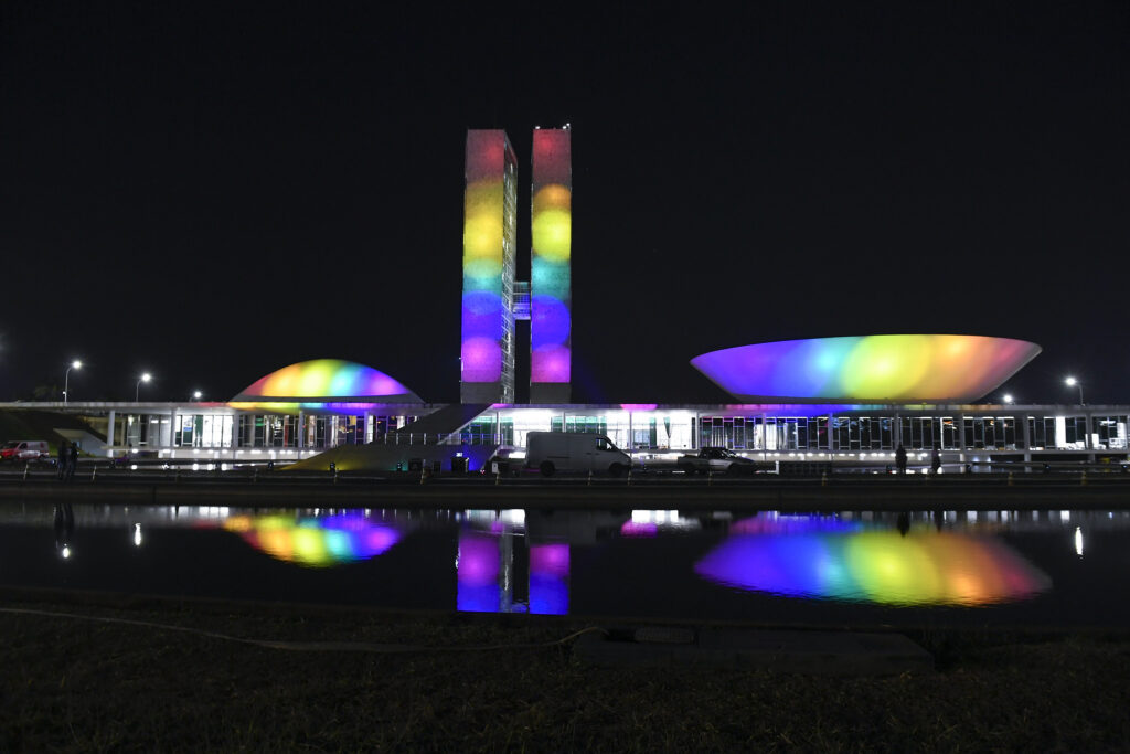 Congresso iluminado no Dia Internacional de Combate à LGBTIfobia. Foto: Roque de Sá/Agência Senado