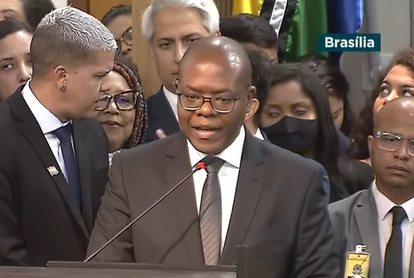 Silvio Almeida discursa durante posse como ministro de Estado dos Direitos Humanos e da Cidadania do Brasil. Foto: Reprodução/TV Brasil