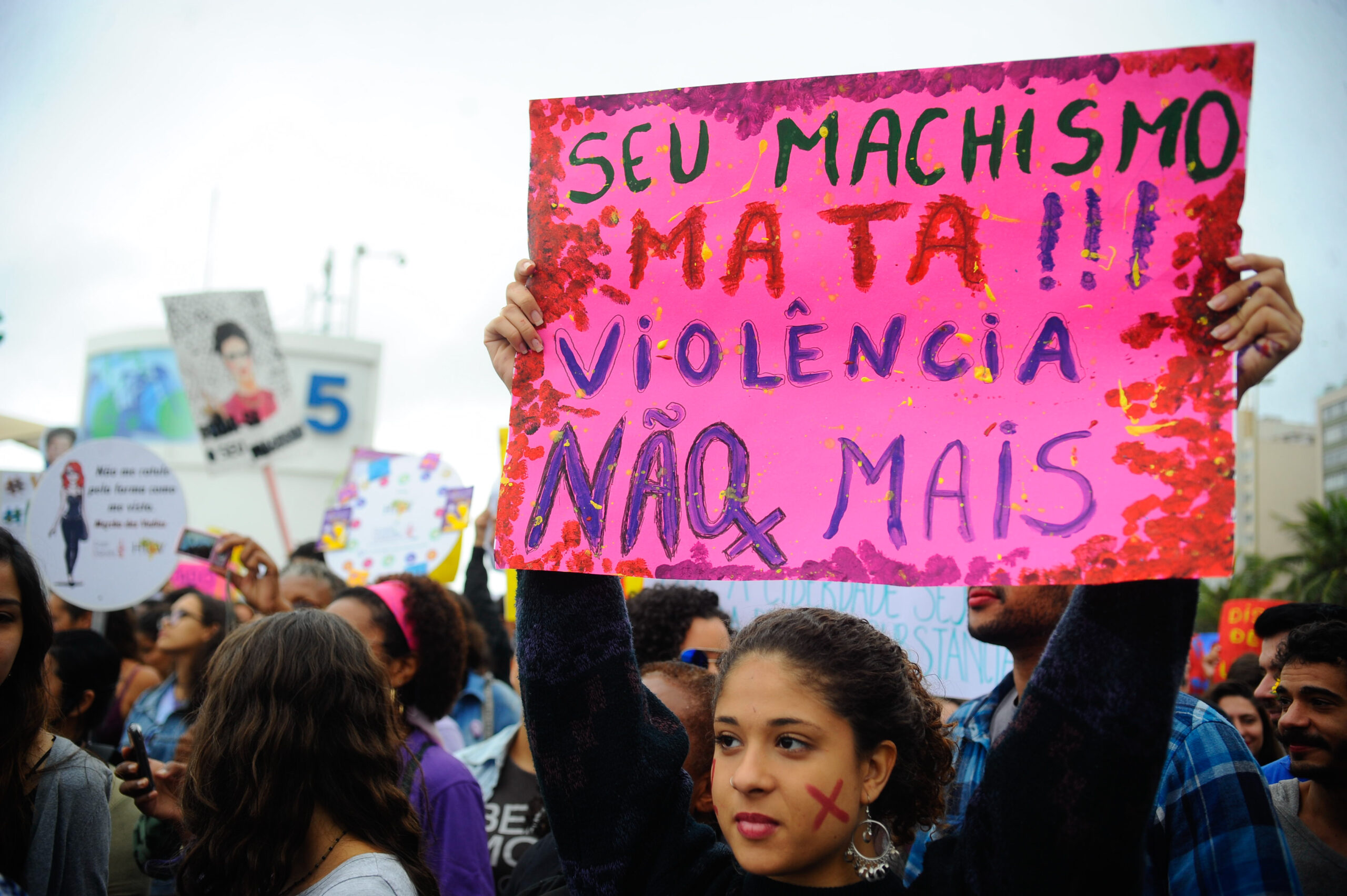 Ativistas feministas defendem direitos das mulheres durante a passeata Marcha das Vadias na praia de Copacabana (Fernando Frazão/Agência Brasil)