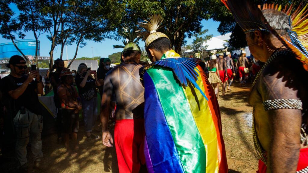 Indígena com a bandeira do arco-íris na primeira plenária LGBT+ nos 18 anos da história do Acampamento Terra Livre, em Brasília. Foto: Juliana Pesqueira/Proteja Amazônia/Apib