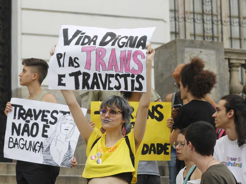 Ato pela Visibilidade Trans e Travesti reúne pessoas em luta contra a transfobia e discriminação em frente à Câmara Municipal, na Cinelândia. Foto: Fernando Frazão/Agência Brasil