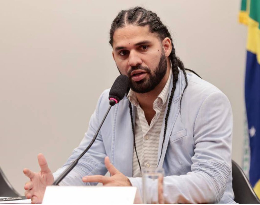 Ex-deputado federal David Miranda ao microfone