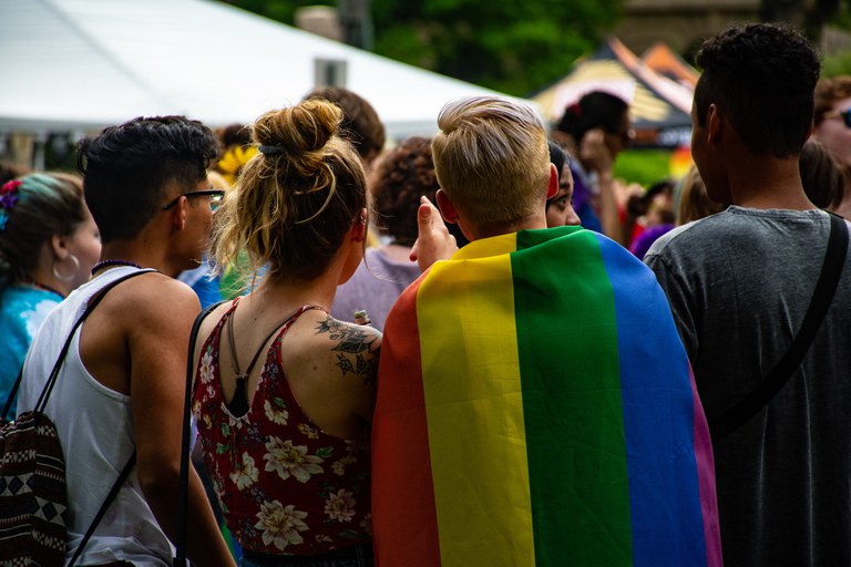 Governo federal anuncia estratégia genérica e sem recursos para combater LGBTfobia