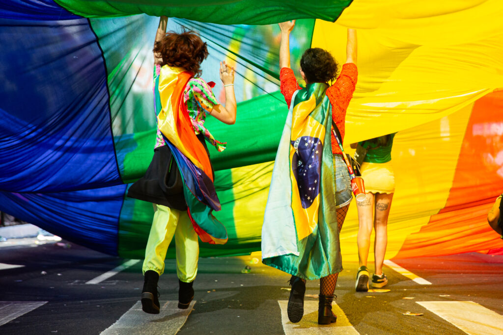 Após anos de apropriação de símbolos nacionais pela direita, a parada deste ano focou na reabilitação das cores brasileiras. Foto: André Nery/Diadorim
