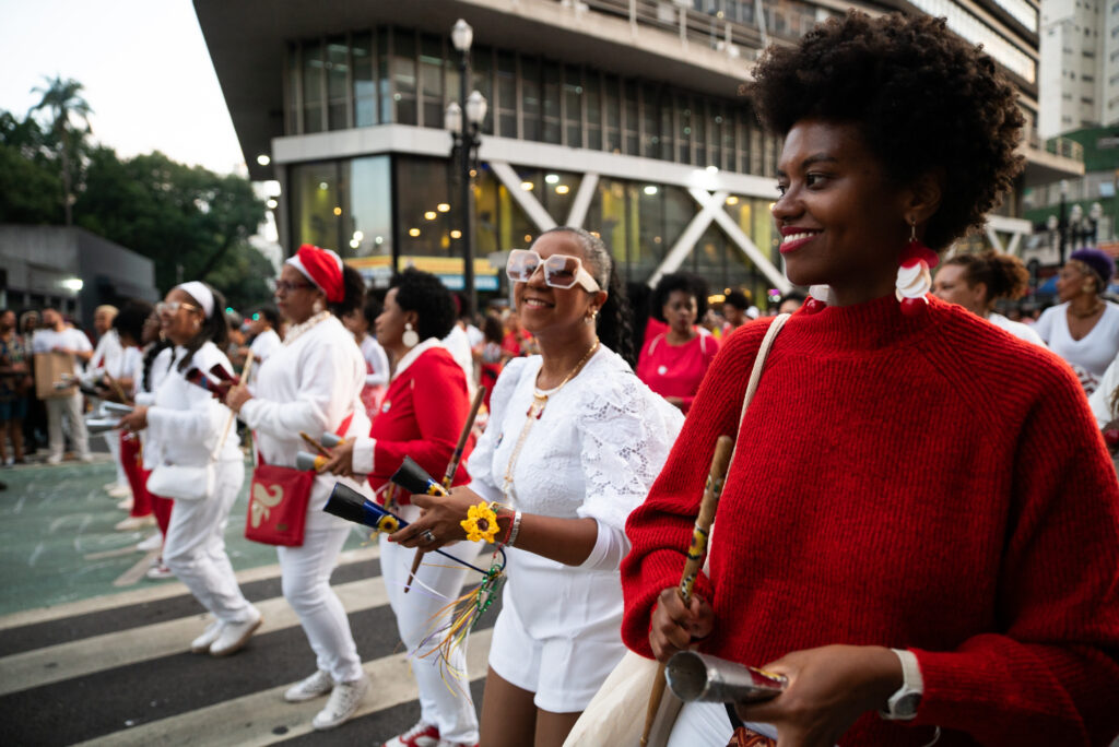 O bloco afro Ilú Obá de Min tocou durante todo o percurso da Marcha do Orgulha Trans. Foto: André Nery/Diadorim