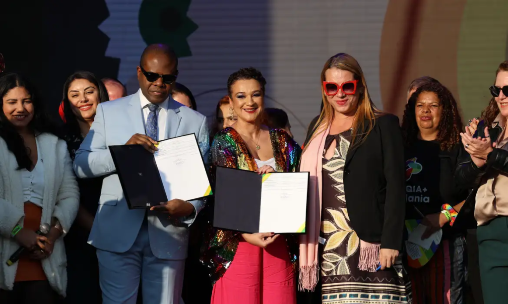 O ministro Silvio Almeida, a presidente do Banco do Brasil, Tarciana Medeiros e a secretária Nacional dos Direitos das Pessoas LGBTQIA+, Symmy Larrat. Foto: Ravena Rosa/Agência Brasil
