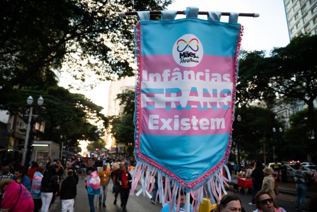 Famílias de crianças e adolescentes trans participam da Marcha Trans de 2024, em São Paulo. Foto: André Nery/Diadorim