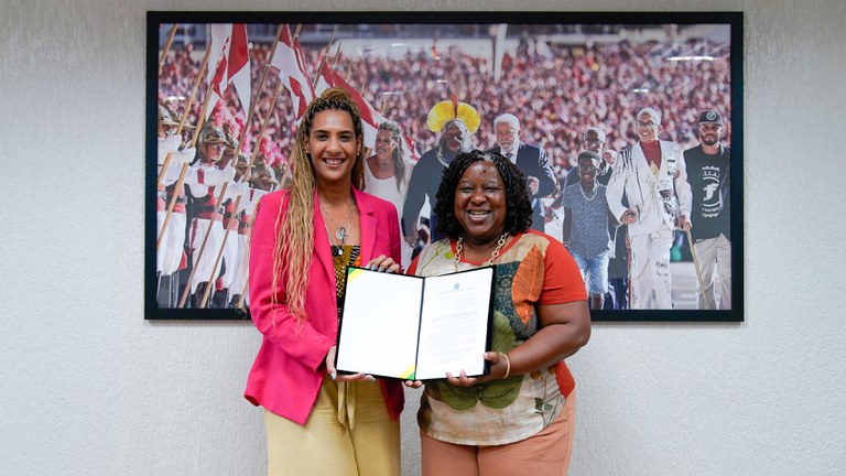 As ministras Anielle Franco e Macaé Evaristo assinam portaria de lançamento programa para proteção de pessoas LGBTQIA+ em áreas rurais. Foto: Divulgação