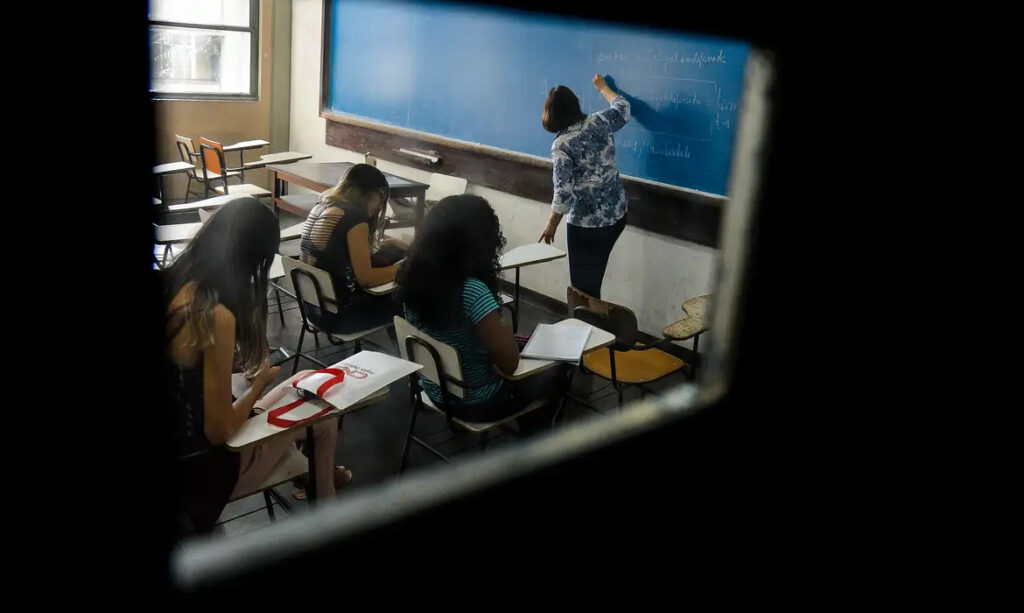 Censura escolar substitui linguagem neutra na agenda política anti-LGBTQIA+